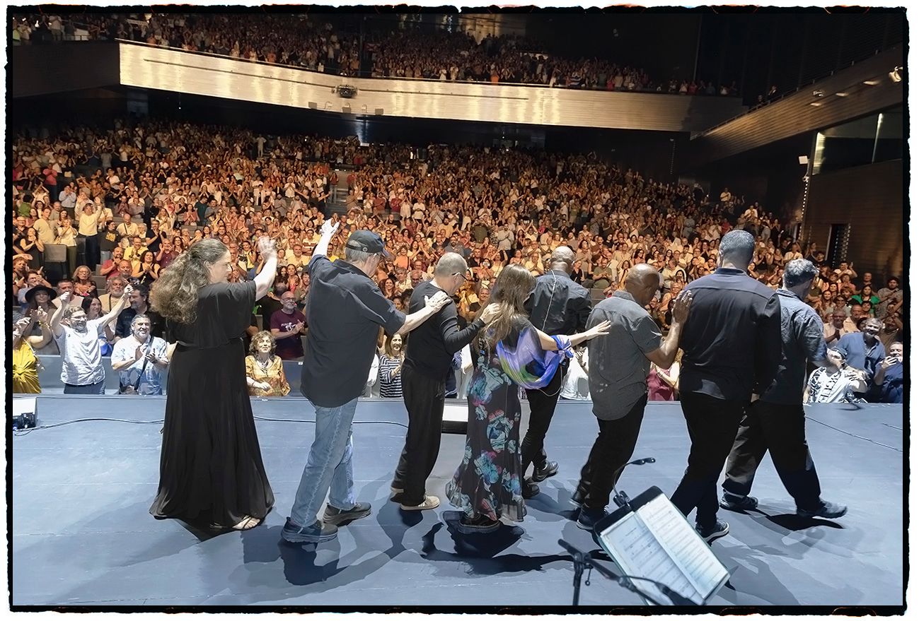 Silvio Rodríguez y sus músicos se despiden del público congregado en el auditorio Fibes de Sevilla. Foto: Daniel Mordzinski.