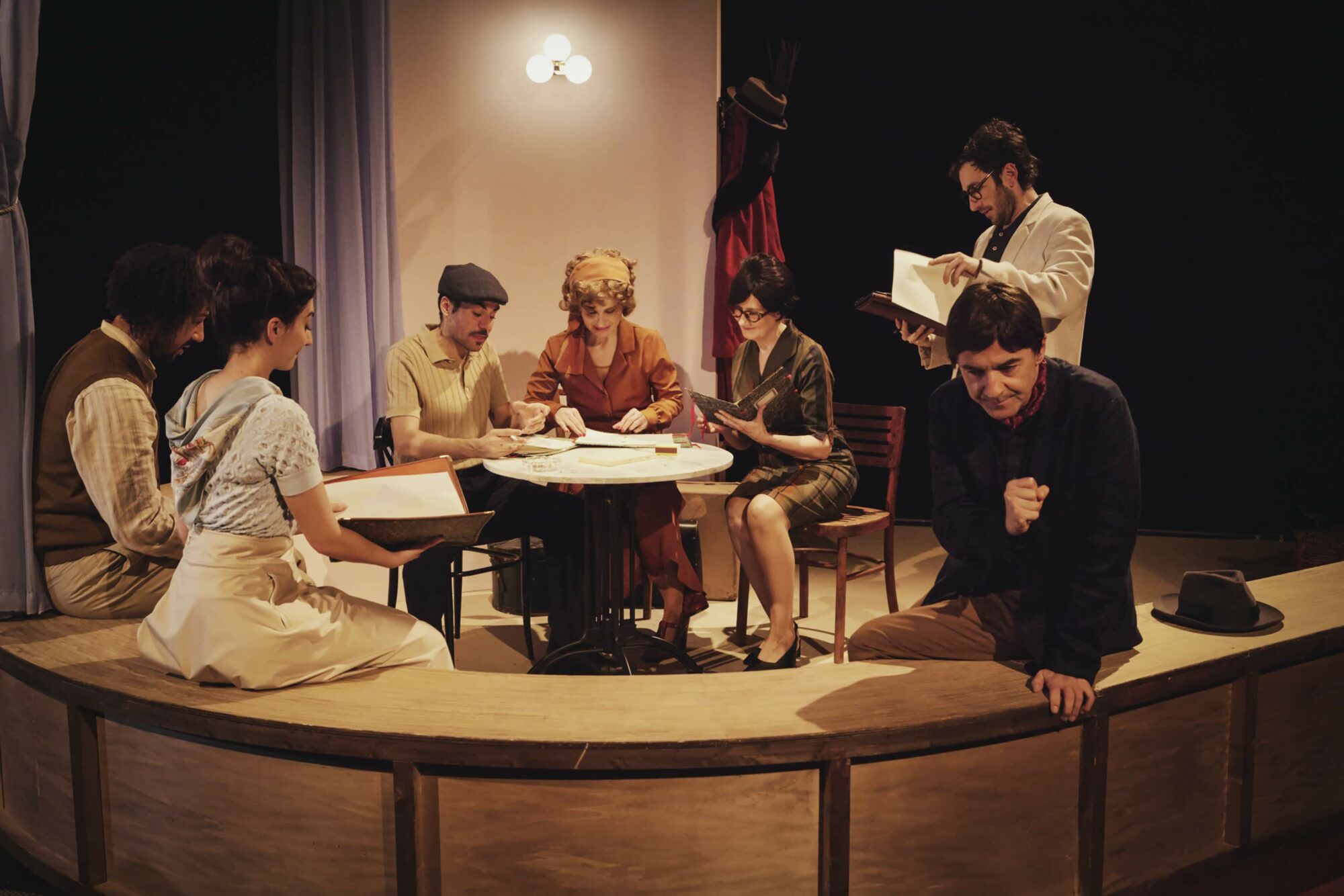 Elenco de ‘Mihura, el último comediógrafo’. Foto: Jesús Ugalde, cortesía del TEM.