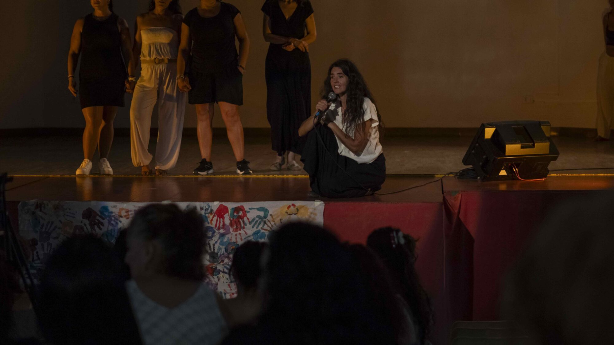 Paula Sánchez durante el taller de Futuros en Libertad en el Centro Penitenciario de València (Picassent). Imagen cortesía de Fundación por la Justicia.