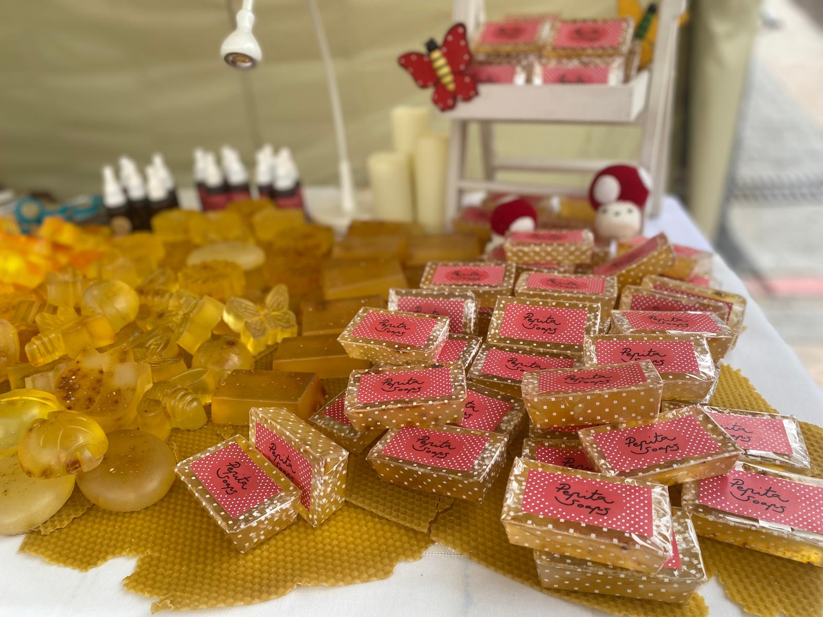 Jabones naturales de miel realizados por Pepita Soaps, durante una de las ediciones de El Primer Corte de la Miel de Ayora. Foto: Merche Medina.
